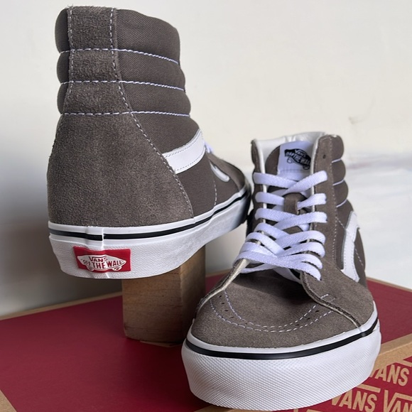 Vans Men’s Sk8-Hi
Color Theory Bungee Cord
VN000CMX9JC US
Sneakers - Picture 9 of 16